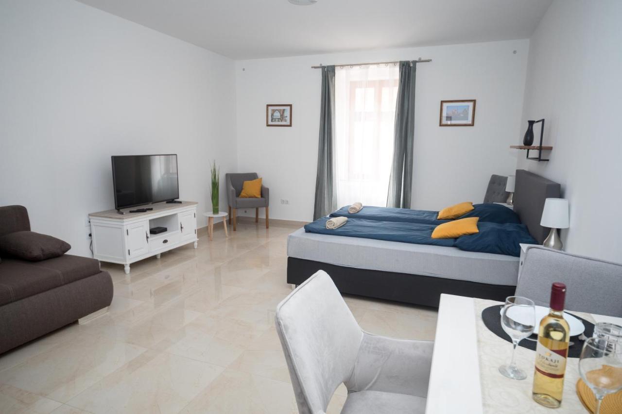Kossuth Apartmanhaz 터터 외부 사진