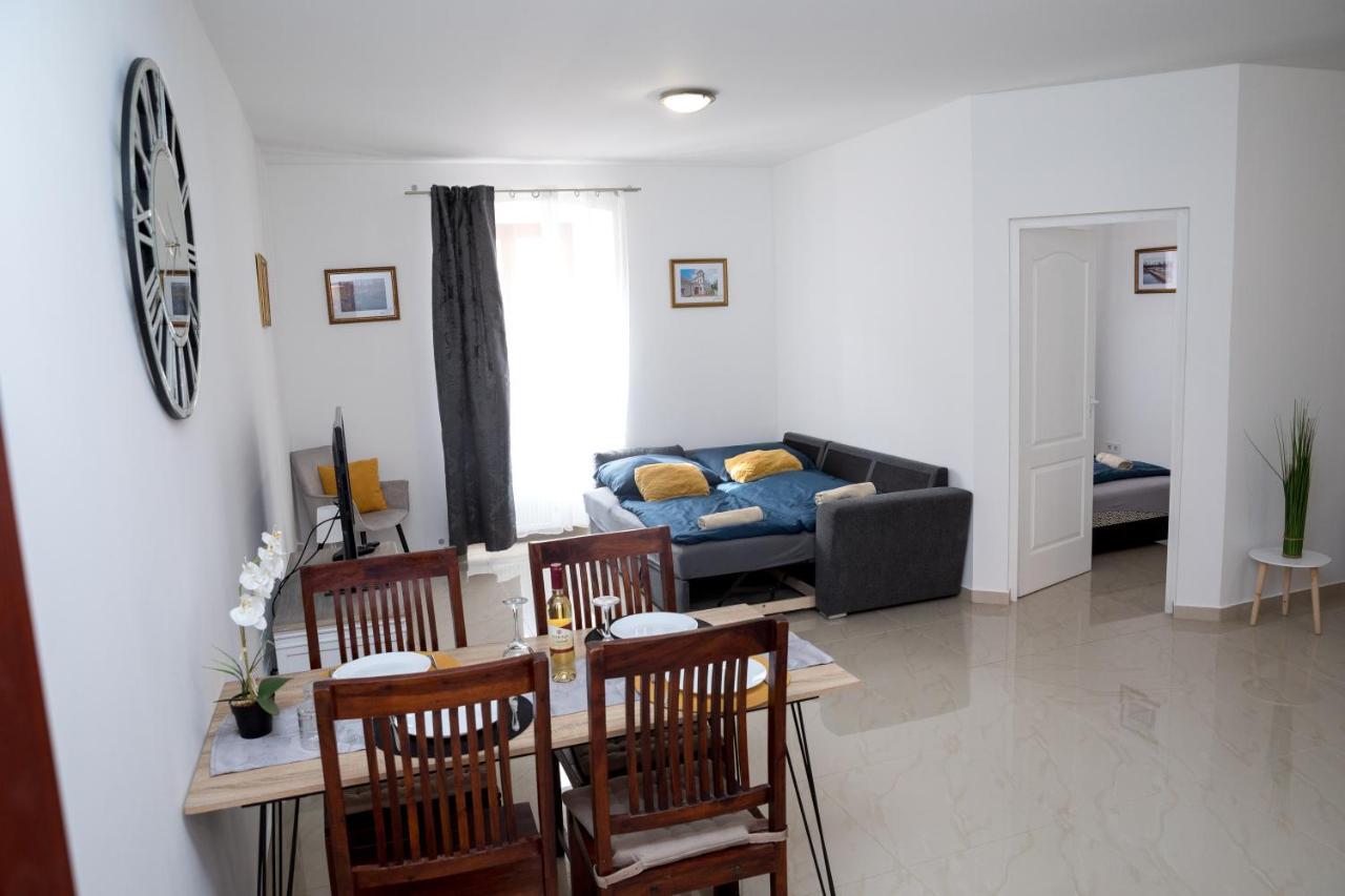 Kossuth Apartmanhaz 터터 외부 사진